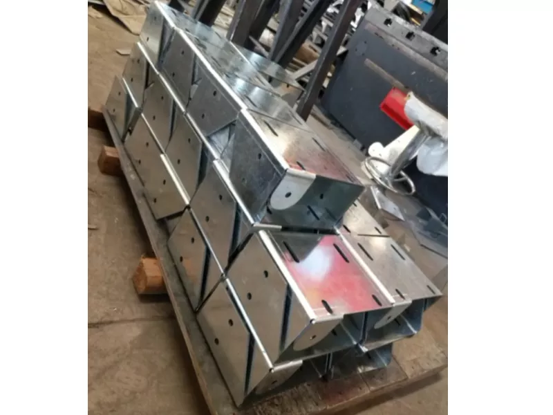 Böjning av laserskurna delar Tillverkning av metallfäste